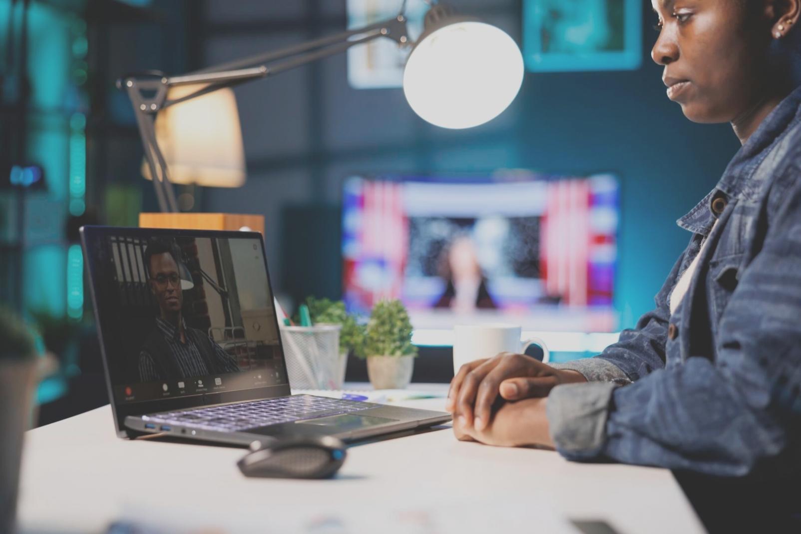 Estudiantes trabajando en investigación de palabras clave