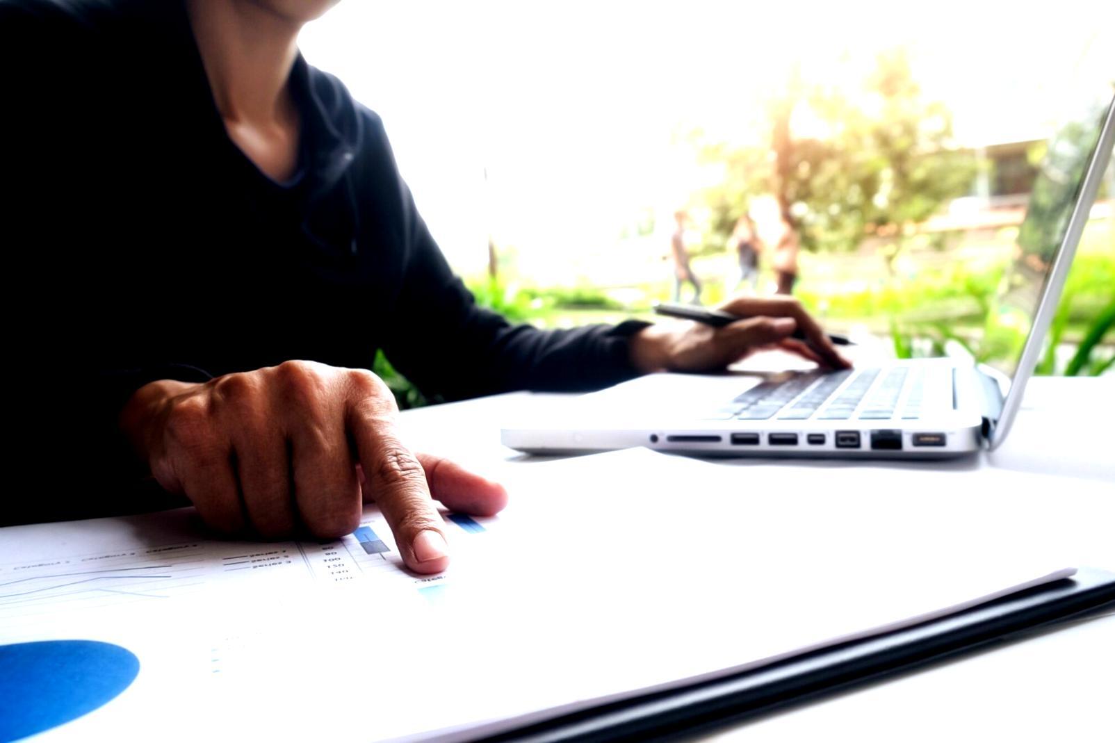 Estudiantes participando en seminario SEO interactivo