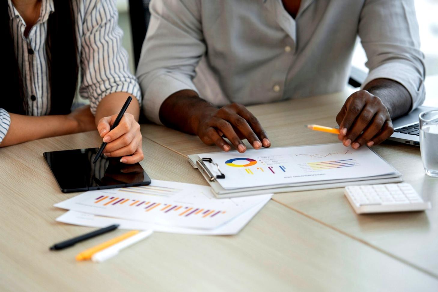 Equipo de Servinxa trabajando en análisis SEO